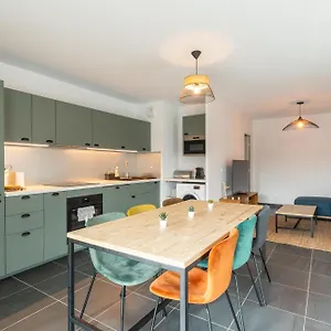 70 M2 Climatise Avec Balcon Et Parking Marseille